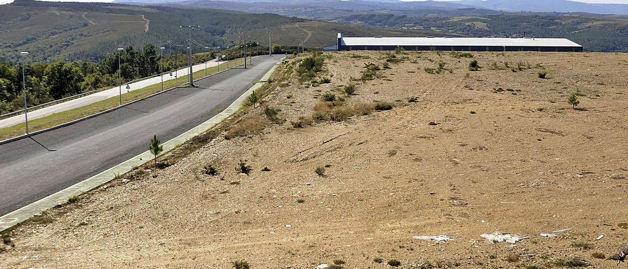 Vistas de las cumbres de las comarcas dezanas el polígono industrial. |   // BERNABÉ/JAVIER LALÍN