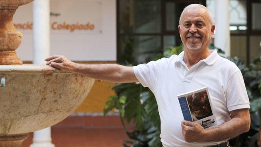 Gabriel Prados, en el Colegio Oficial de Médicos el pasado jueves, con su libro sobre la Pediatría en el XIX.