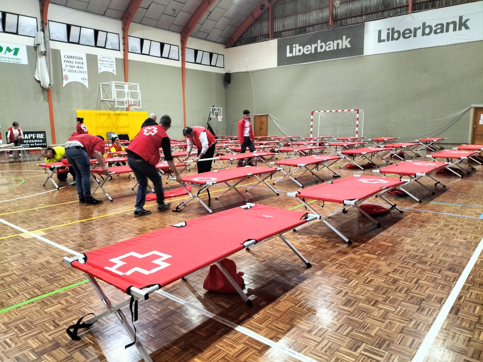 En imágenes: El polideportivo de Luarca acoge a los evacuados por los incendios