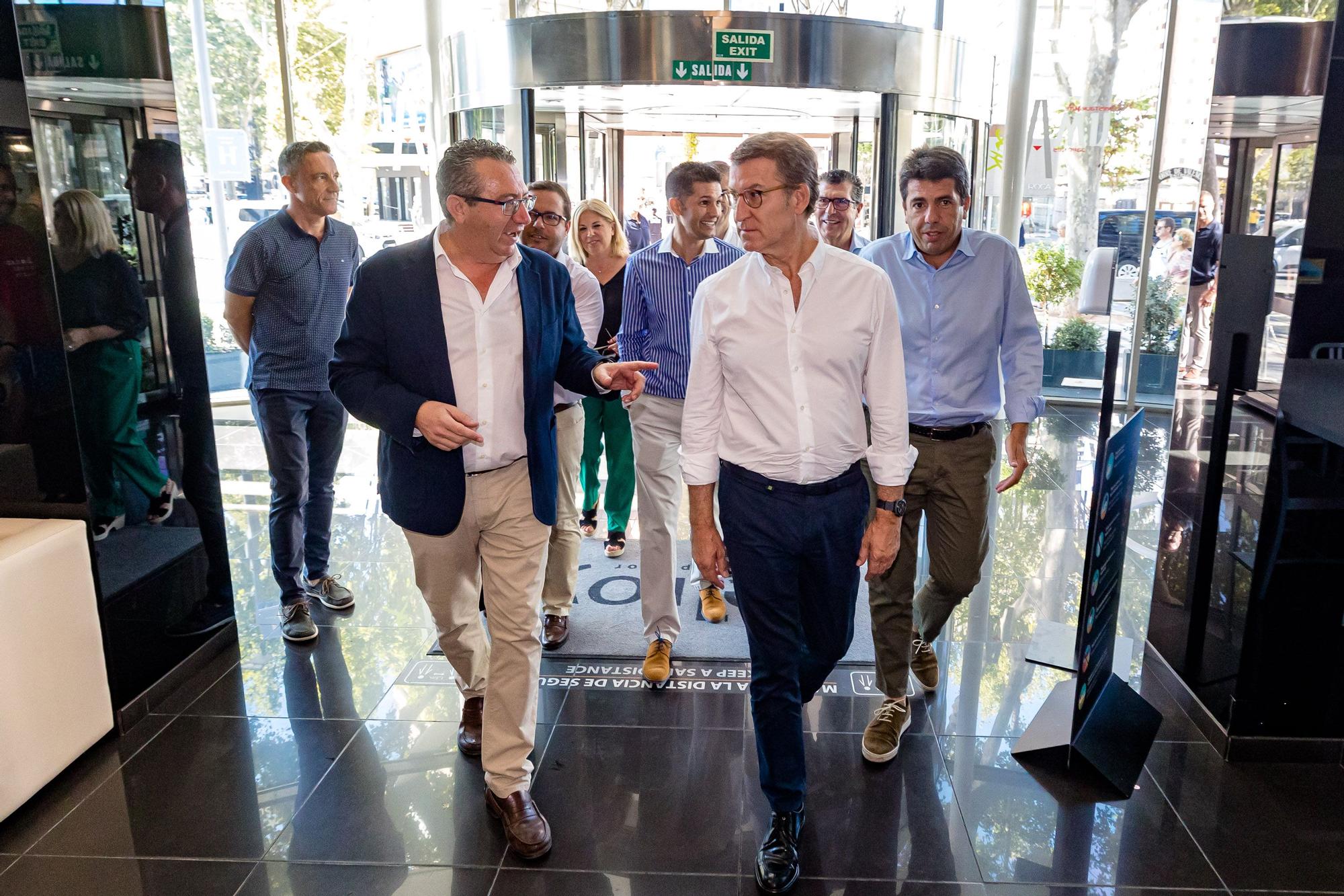 El presidente del PP nacional presenta un decálogo de medidas a los representantes del turismo entre las que se encuentra la renovación del Imserso