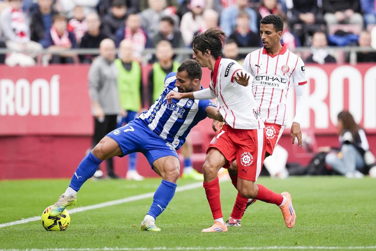 Ounahi y Bryan Gil, disputando un balón ante el Alavés
