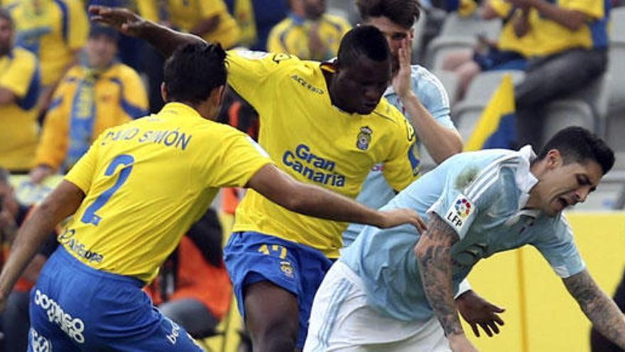 Una acción del encuentro entre Las Palmas y el Celta