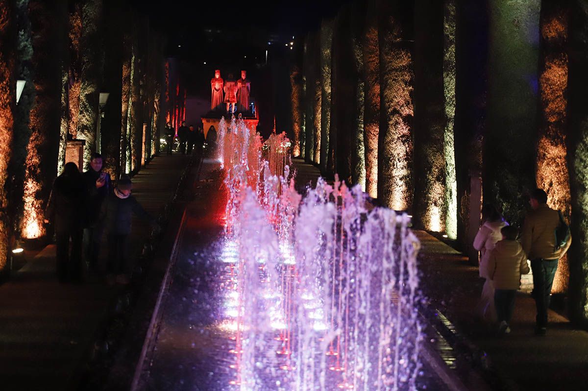 En imágenes el nuevo espectáculo Raíces en el jardín del Alcázar de Córdoba