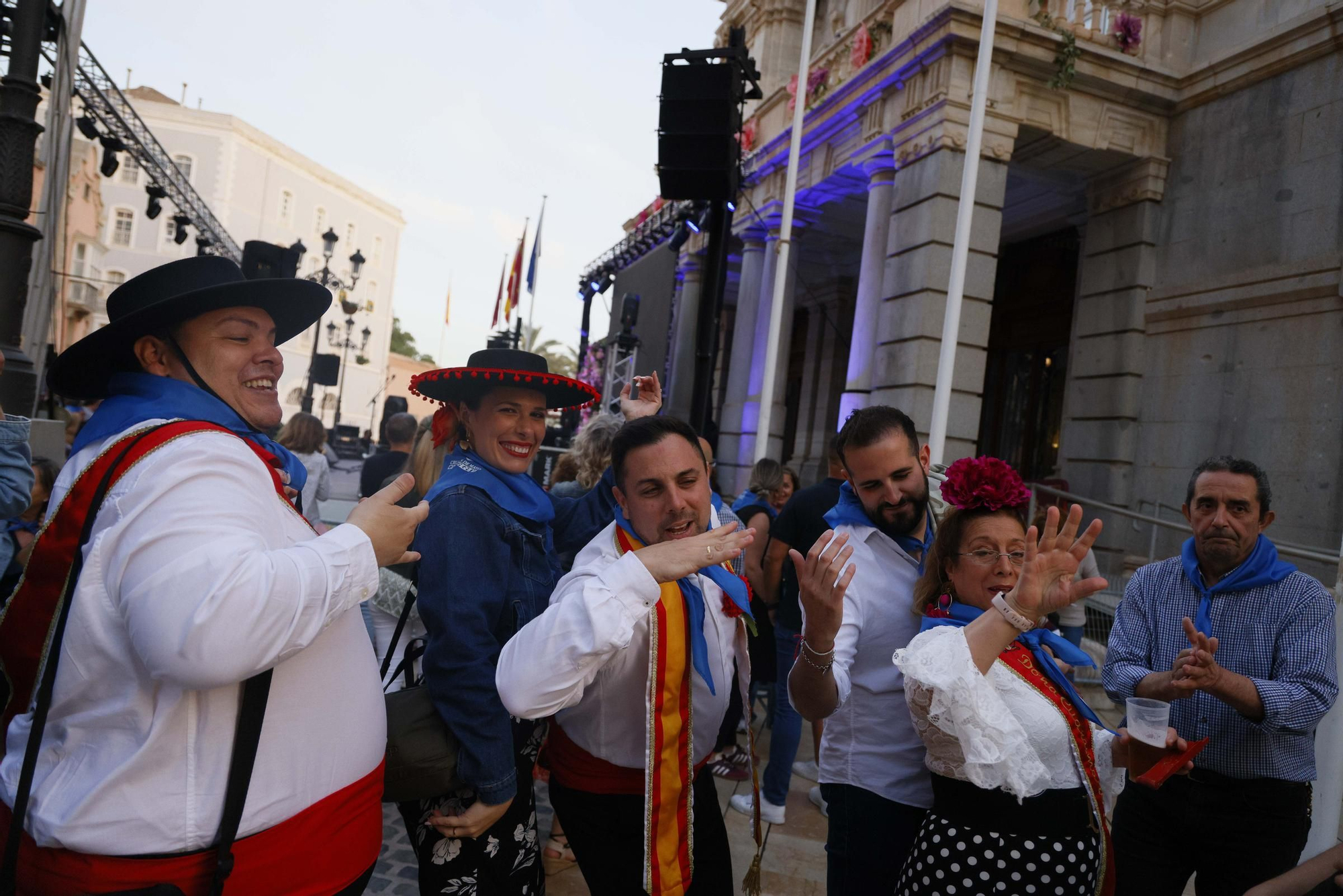 Ambiente durante el viernes por la tarde en las Cruces de Mayo de Cartagena