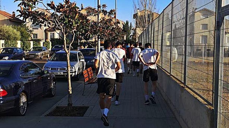 Los jugadores del Benavente se disponen a iniciar un entrenamiento con una carrera alrededor del campo.