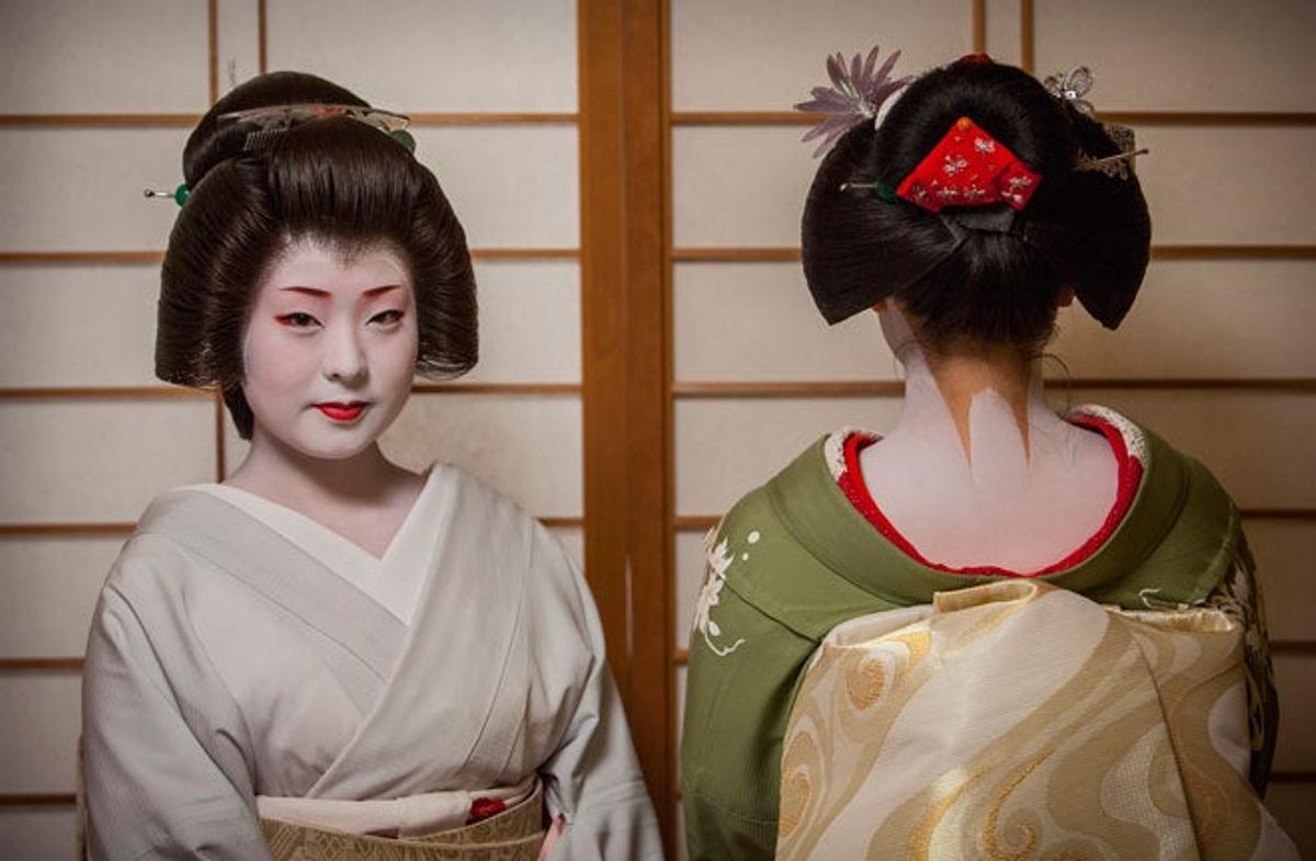 Geisha en su "Ishihatsu okiya" en el distrito de Miyagawach, en Kioto.