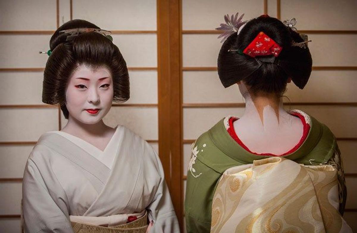 Geisha en su &quot;Ishihatsu okiya&quot; en el distrito de Miyagawach, en Kioto.