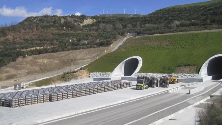 Acopio de traviesas en el tunel de la Canda