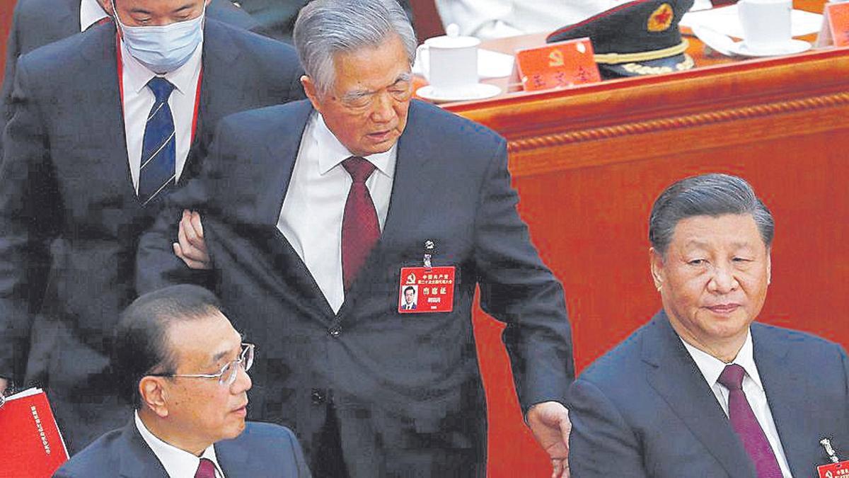 Hu Jintao es sacado a la fuerza del Congreso del Partido Comunista ante Xi.