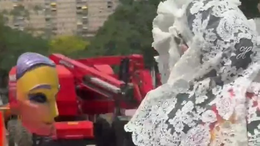 Homenaje al Hospital de Alicante en la hoguera Gran Vía Garbinet