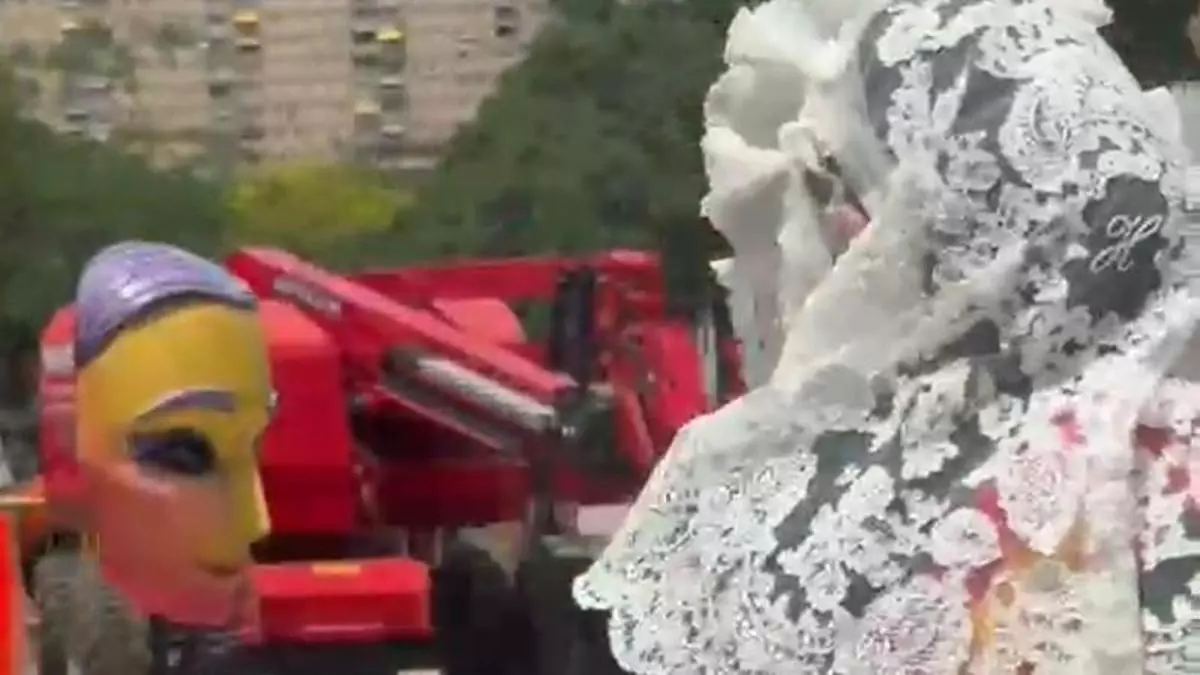La foguera Gran Vía-Garbinet homenajea al Hospital de Alicante en su 70 aniversario