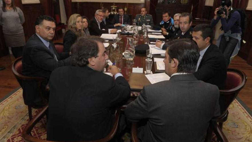 Participantes en una Junta Local de Seguridad, en el Palacio Municipal.