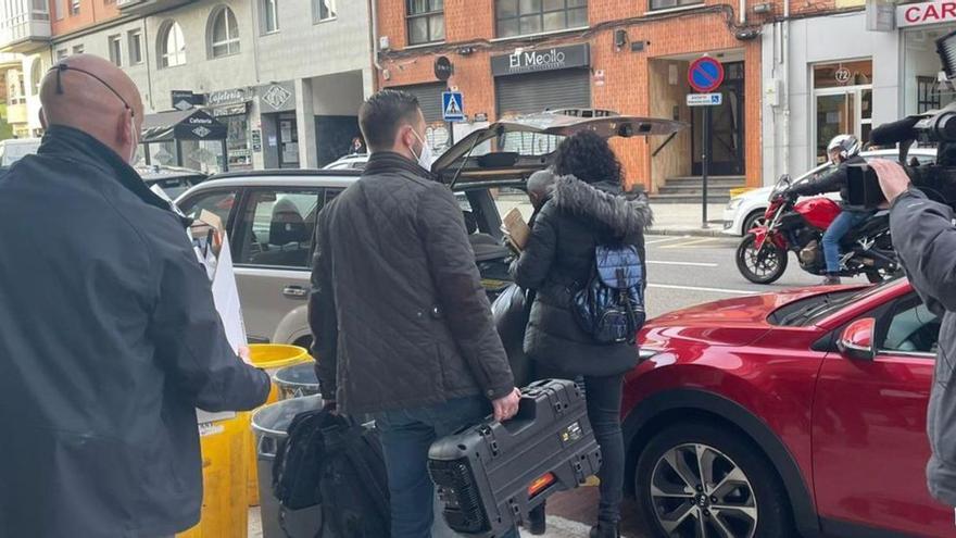 Agentes junto al inmueble de Oviedo donde tuvo lugar el crimen de la joven.