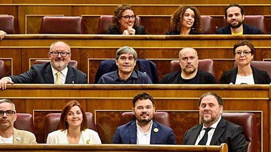 Carolina Telechea, ahir, amb Oriol Junqueras al Congrés espanyol