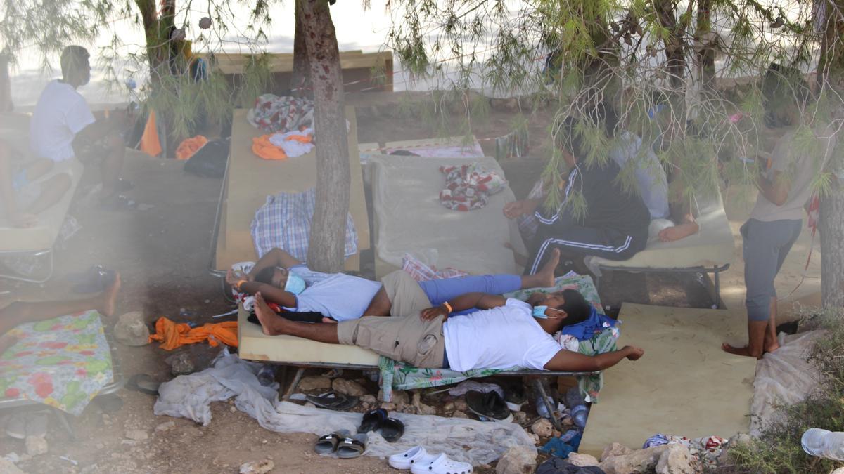 Migrantes en el centro de recepción de Lampedusa.