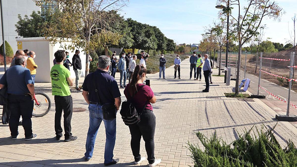 Representantes de una docena de clubes deportivos de San Vicente conocieron in situ el proyecto del Pabellón, que el alcalde les explicó pormenorizadamente. |