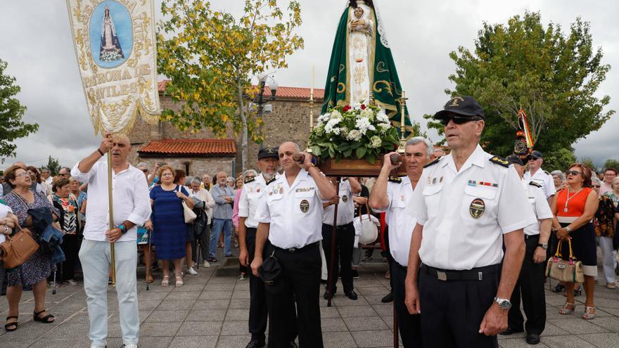 Misa en la ermita con motivo del día de Nuestra Señora de la Virgen de La Luz, en imágenes