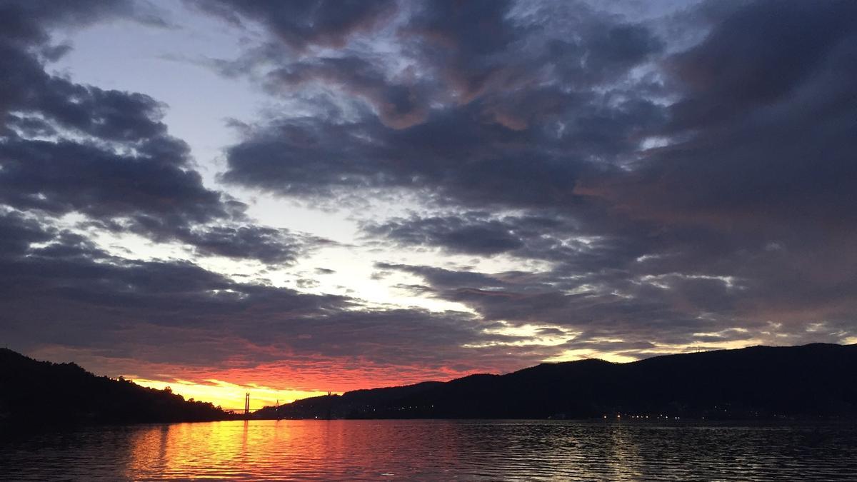 Vistas desde la playa de Cesantes, Redondela. Foto de @Amayasang81