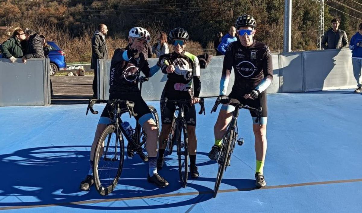 Reto solidario de atletas contra ciclistas en el velódromo de Laviana