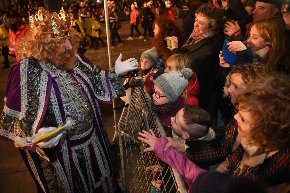 Los Reyes Magos recorren la ciudad desde O Castrillón hasta la plaza de María Pita.