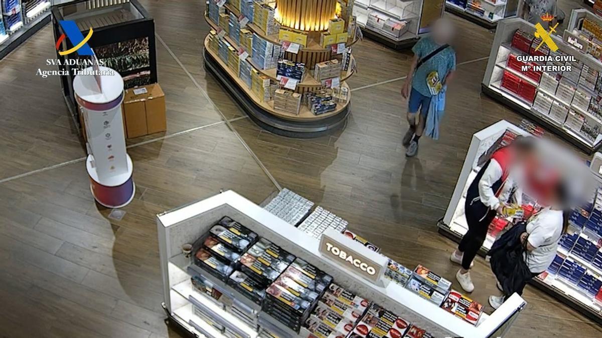 Desarticulan dos grupos implicados en 102 robos en una tienda del aeropuerto Tenerife Sur