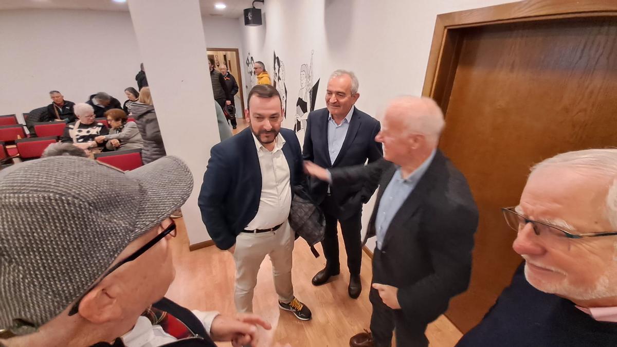 El exconsejero Faustino Blanco saluda al alcalde de Mieres en presencia de Fernando Delgado.