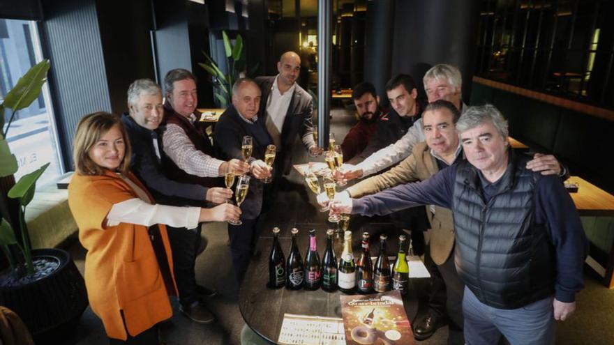 Por la izquierda, Begoña López, Alberto Fanjul, Guillermo Guisasola, Andrés Prendes, Daniel Ruiz, Miguel Rodríguez, Pelayo Suárez, Luis Arrontes, Francisco Martínez y Víctor Ramos, ayer, en el brindis de presentación de la campaña. | Marcos León