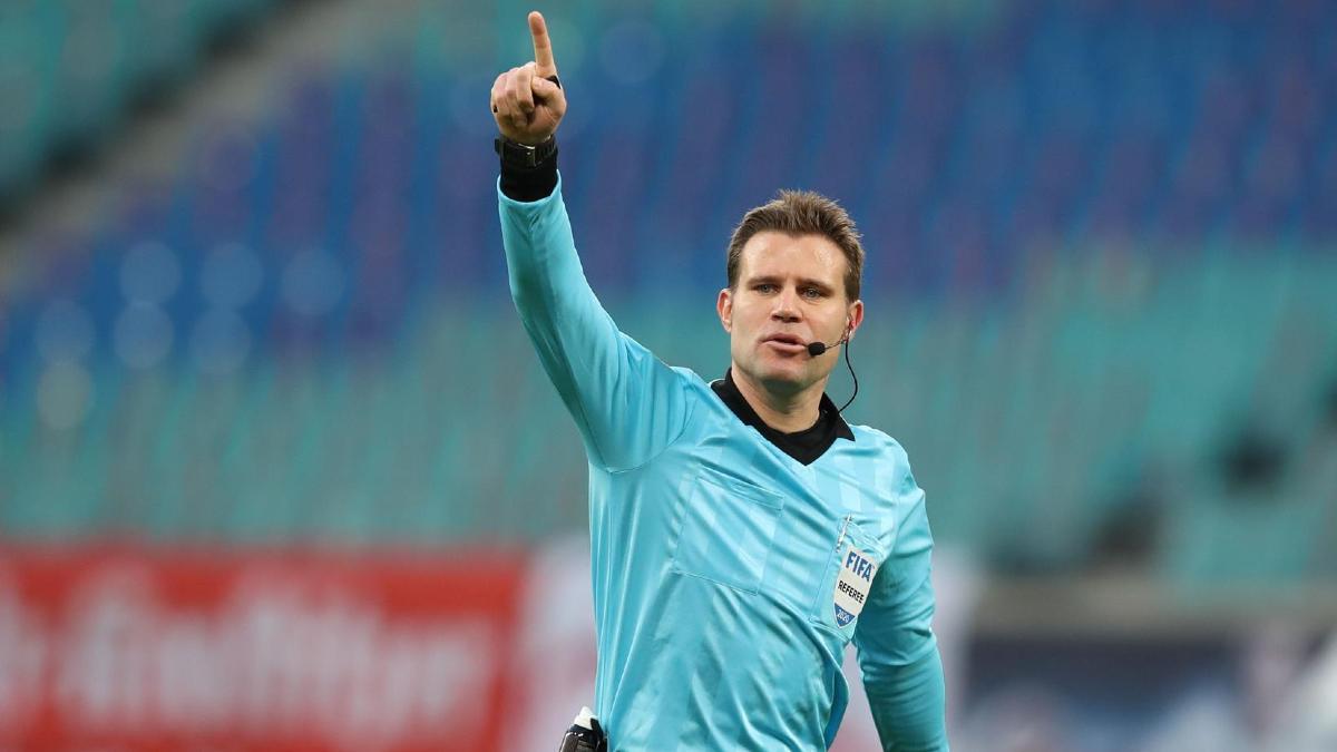 Felix Brych, durante un partido