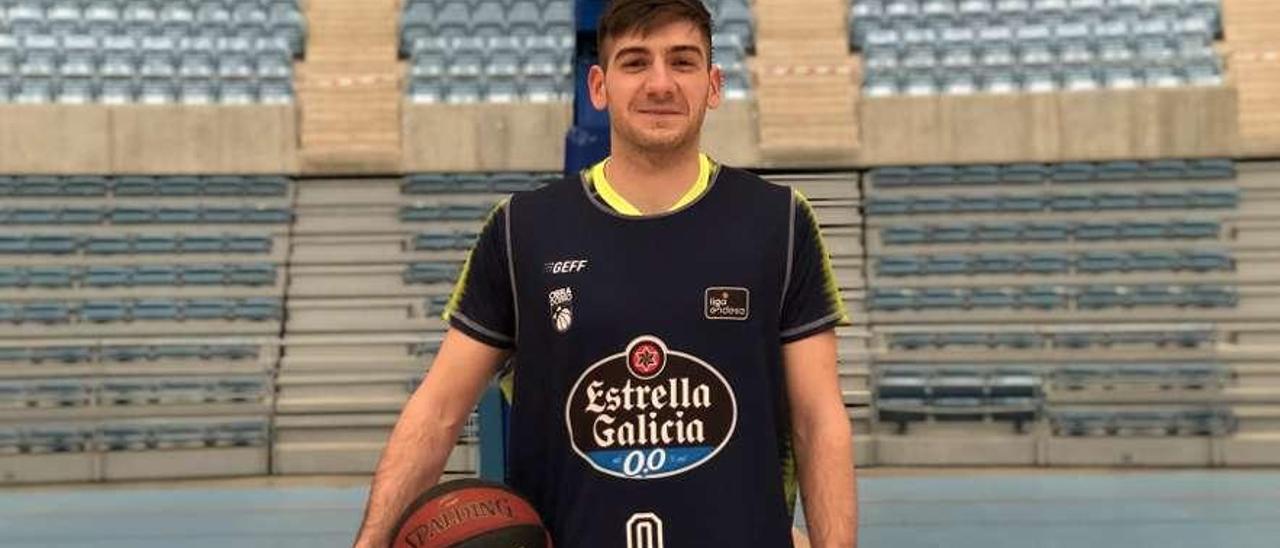 Javier Cal antes de comenzar su sesión de entrenamiento en el pabellón del Sar con el Obradoiro. // FDV