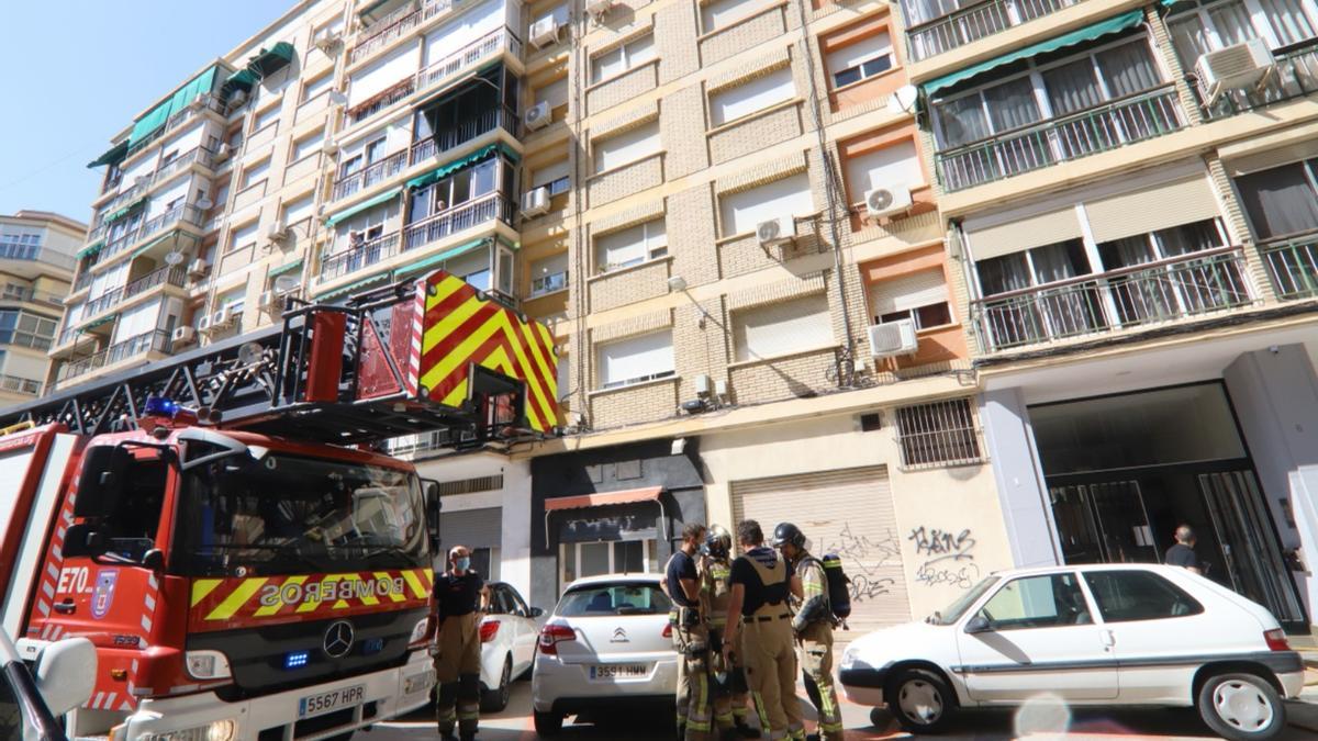 Bomberos trabajan en el lugar del suceso.