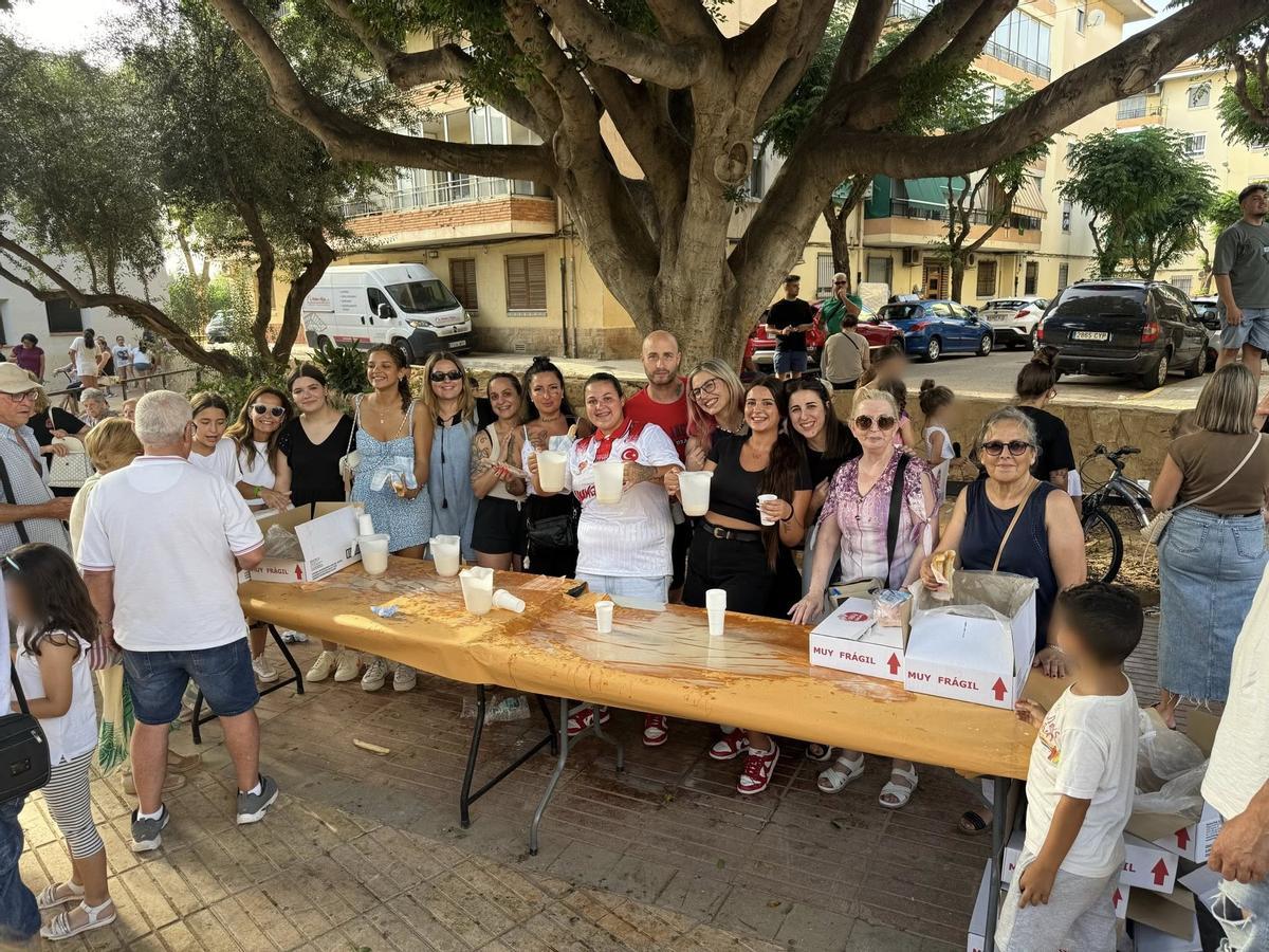 Merienda de horchata y fartons durante las Fiestas de Sant Joan de Massanassa.