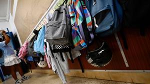 Mochilas en un pasillo el rimer día de curso en una escuela en Barcelona.