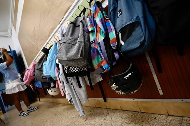 Mochilas en un pasillo el rimer día de curso en una escuela en Barcelona.