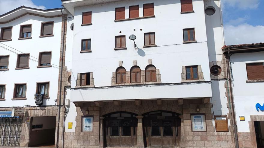 El edificio del Cine Colón, en Cangas de Onís.