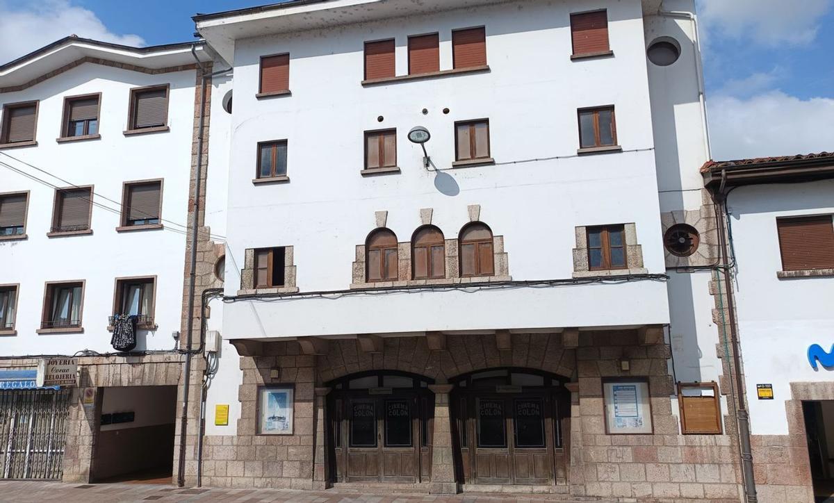 El edificio del Cine Colón, en Cangas de Onís.