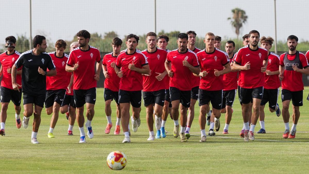 La plantilla del Real Murcia durante el primer entrenamiento de la pretemporada en Pinatar Arena.