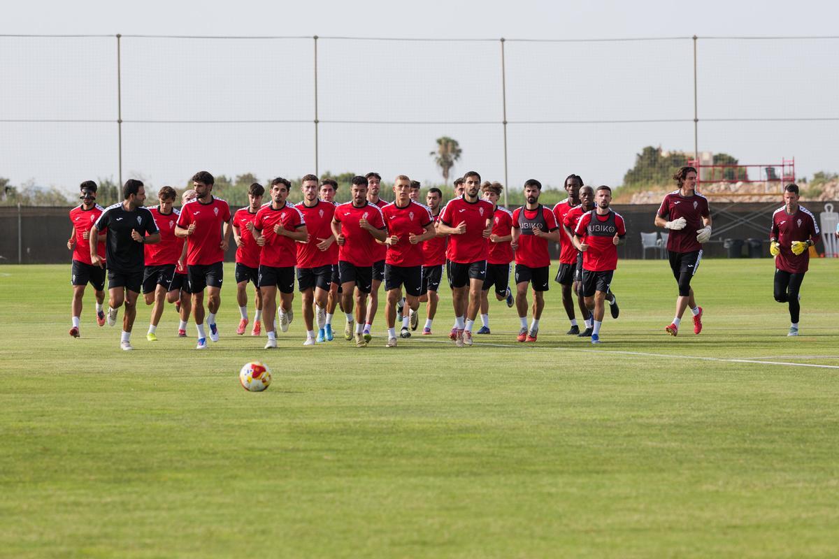La plantilla del Real Murcia durante el primer entrenamiento de la pretemporada en Pinatar Arena.