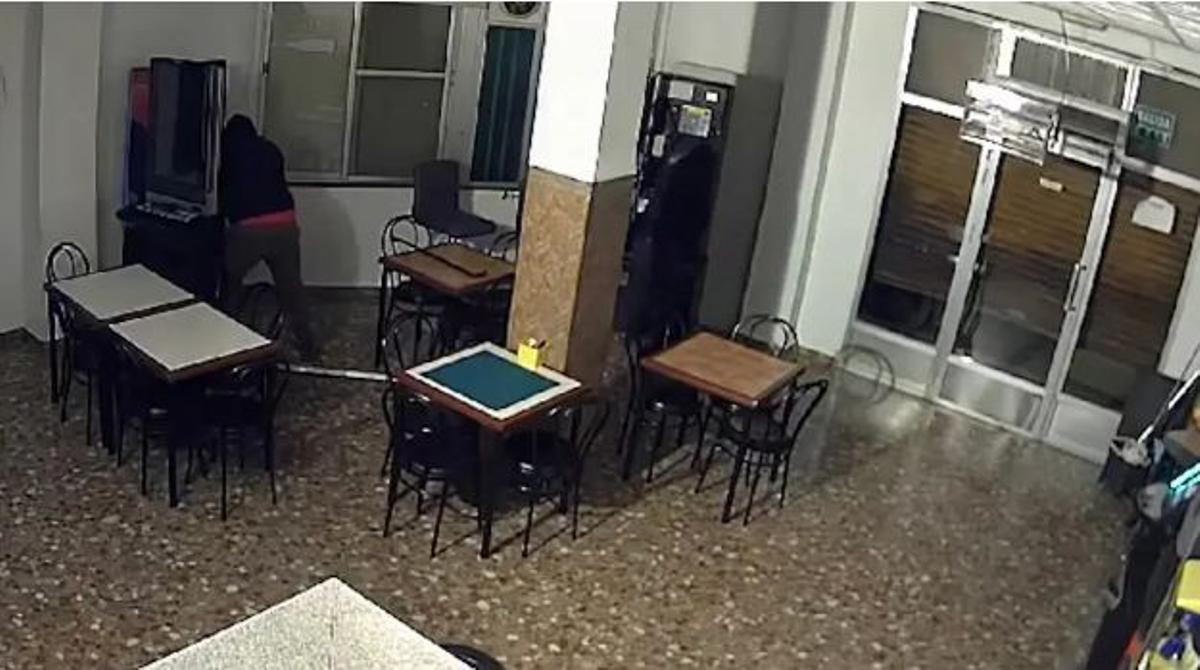 Imagen de uno de los robos en las máquinas tragaperras de los restaurantes.