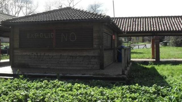 Uno de los bares del recinto perlorín, rodeado ayer de maleza y con pintadas en su fachada.