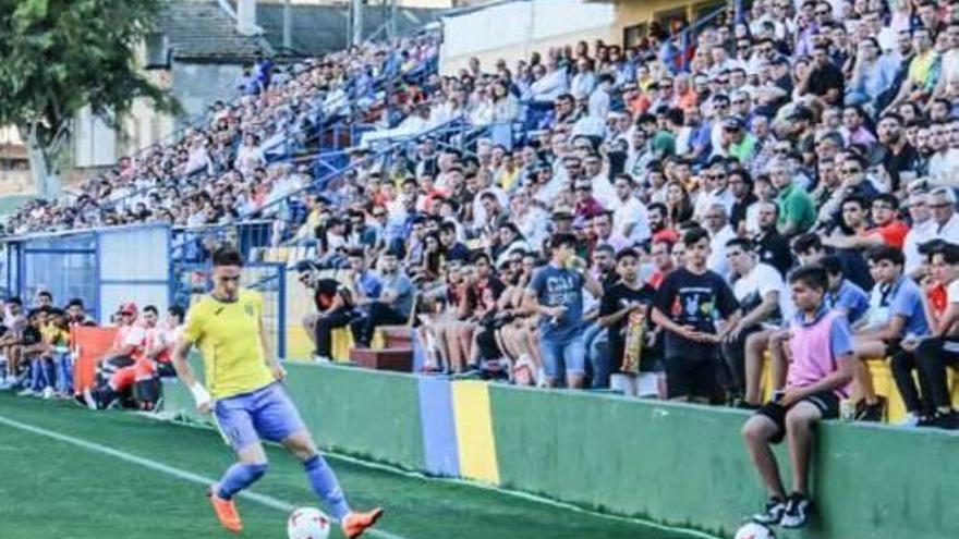 Grada de Los Arcos a rebosar durante un partido del Orihuela de la presente temporada.