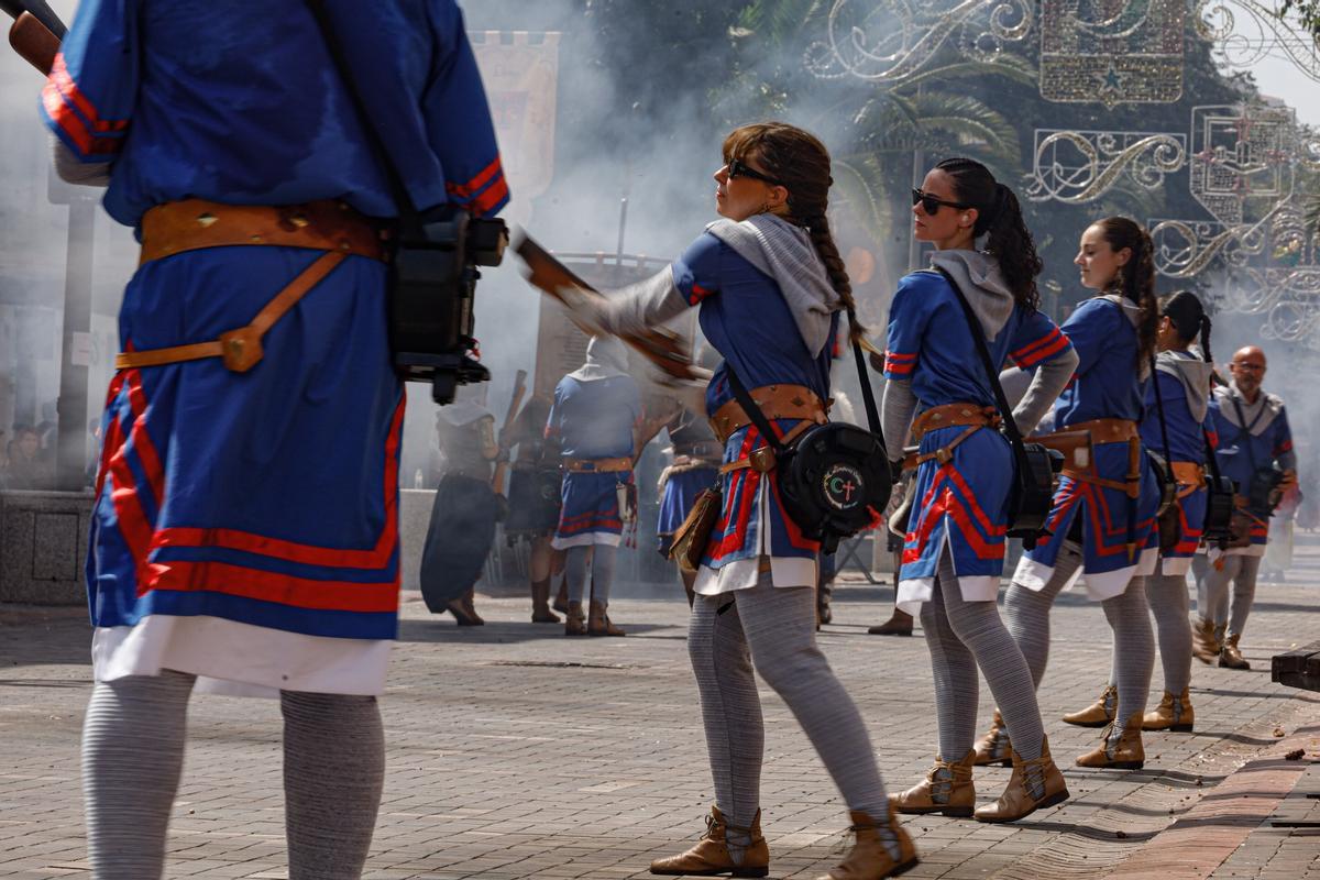 Cocentaina despide sus Moros y Cristianos a golpe de pólvora con las Embajadas y el Alardo