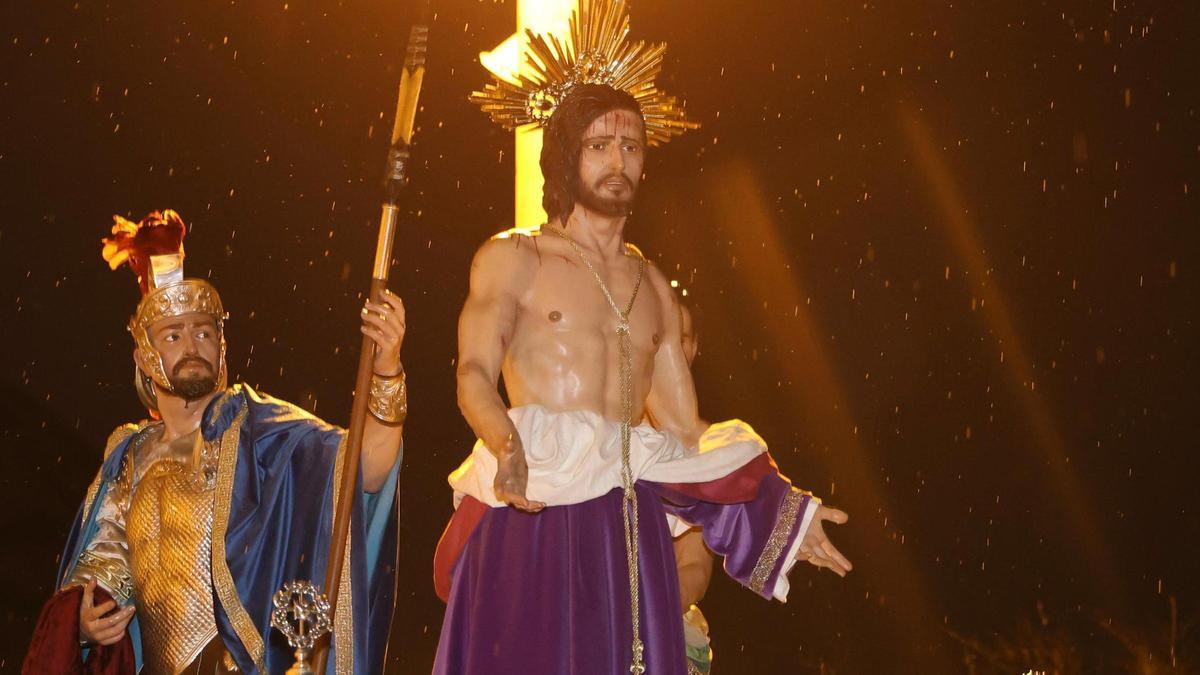 Jesús Despojado, la imagen agustina, durante la lluvia del Lunes Santo.