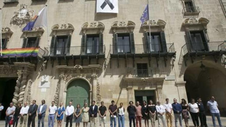 Instante del homenaje de ayer en Alicante.