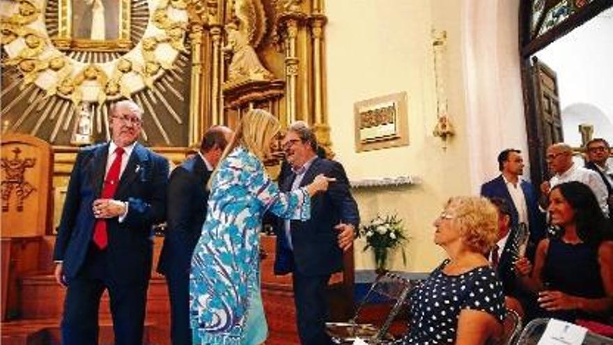 La presidenta de la Comunitat de Madrid, Cristina Cifuentes, saluda assistents a l&#039;homenatge a la Verge.