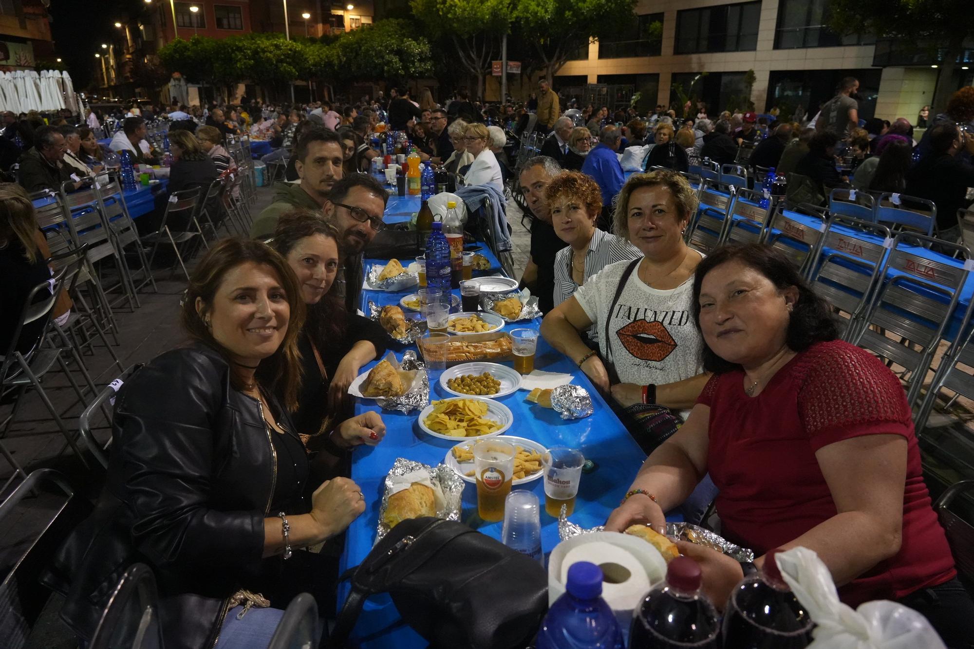 Búscate en la galería de fotos del 'sopar de pa i porta' de las fiestas de Almassora
