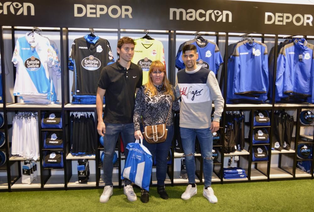 Pedro Mosquera y Juanfran entregan en la Deportienda de Marineda City los premios a los aficionados que participaron en una promoción del centro comercial.