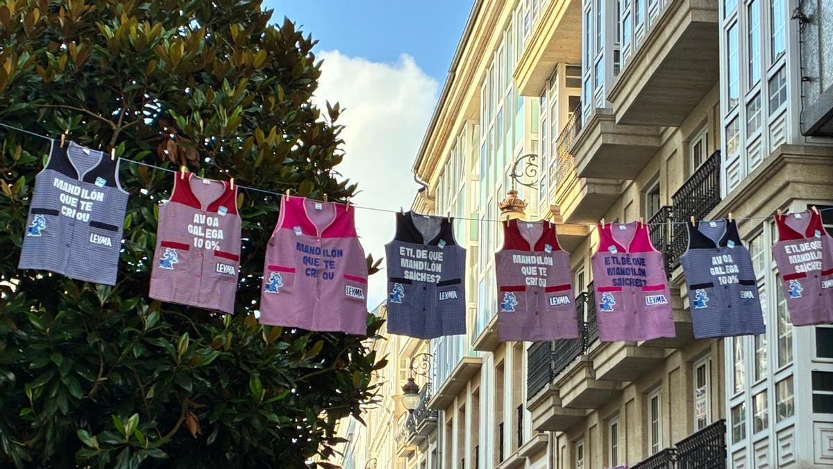 Leyma celebra el Día de Galicia sacando los mandilones de las abuelas a la calle