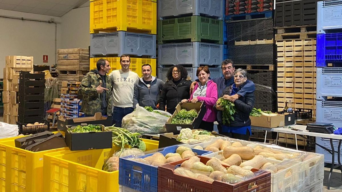Miembros del Mercado Agroecológico de Aragón organizando las donaciones