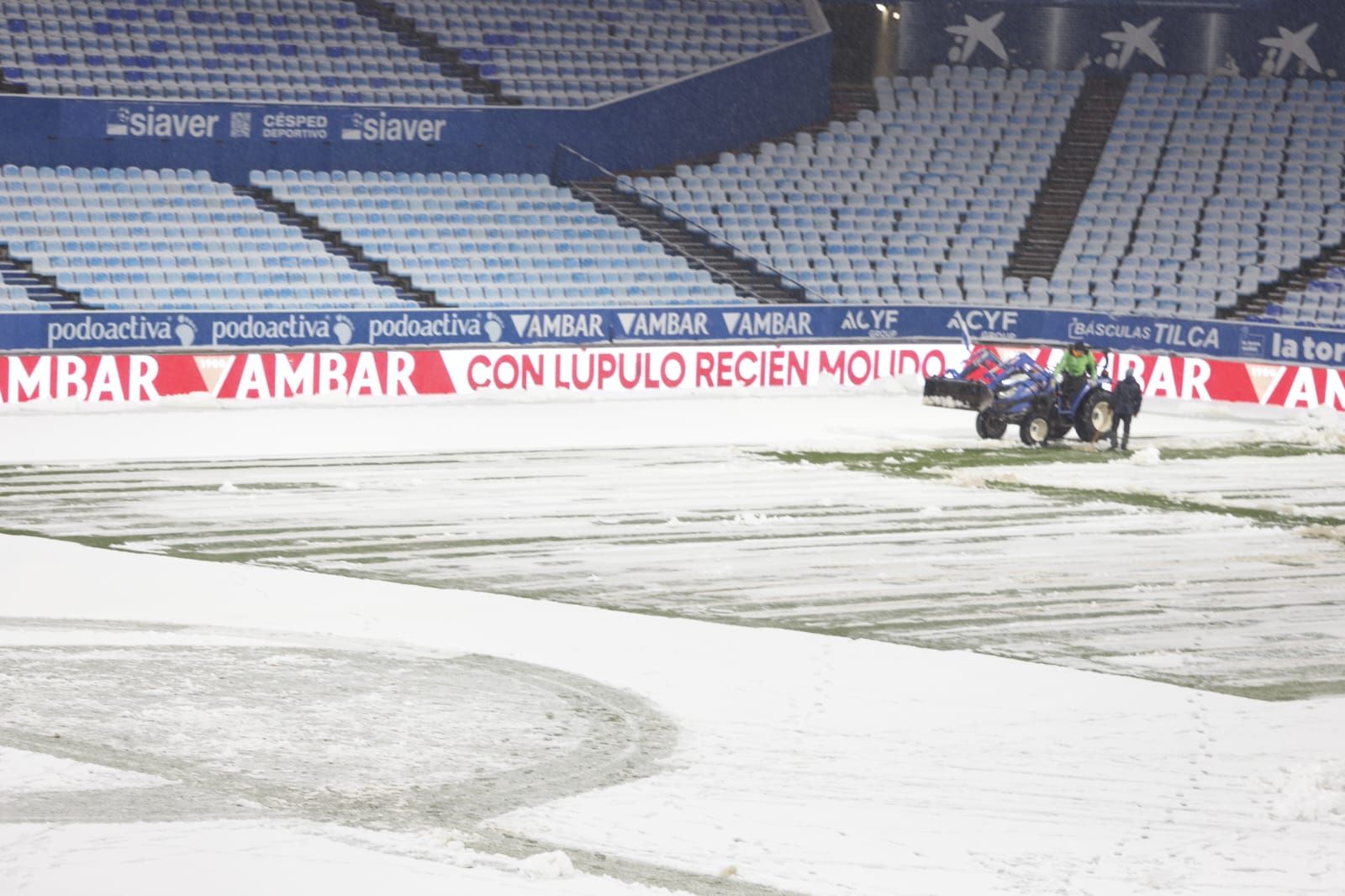 Real Zaragoza-Andorra, en imágenes: así está el estadio de La Romareda tras la nevada