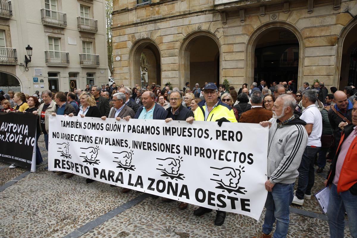 En imágenes: Así fue la protesta en la Plaza Mayor contra el vial de Jove